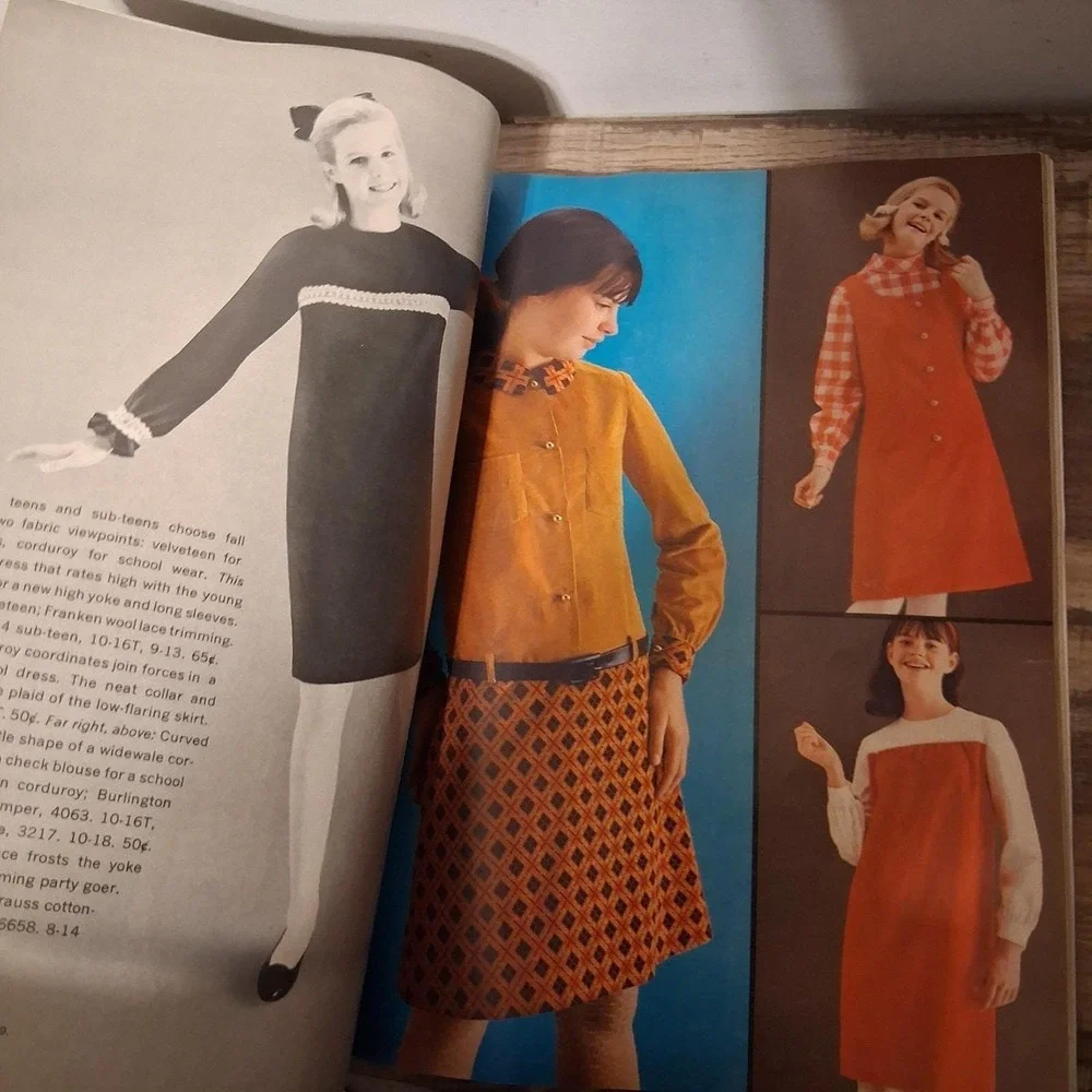 Rare Vintage Singer Showcase‎ 1966 Magazine Mod Fashion Full Color